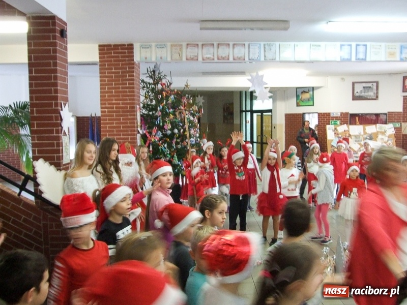 Zdjęcie w galerii na portalu naszraciborz.pl: Święty Mikołaj w SP18 wiadomości z regionu