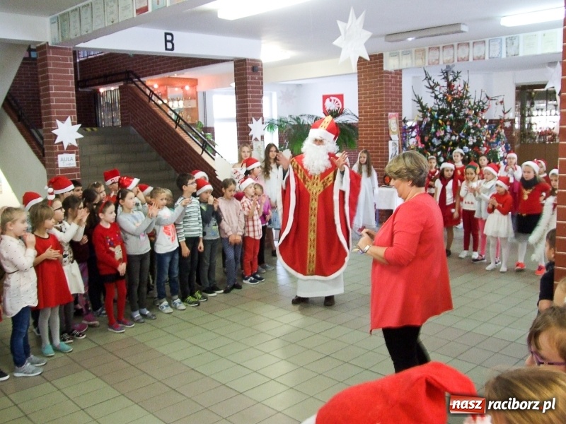 Zdjęcie w galerii na portalu naszraciborz.pl: Święty Mikołaj w SP18 wiadomości z regionu