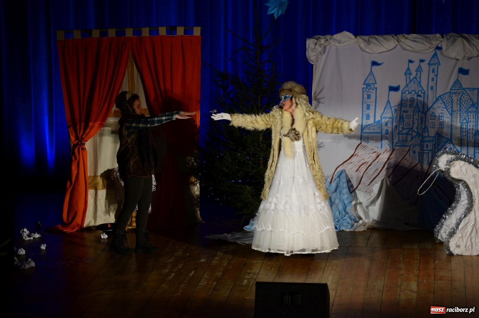Zdjęcie w galerii na portalu naszraciborz.pl: Nauczyciele i rodzice wcielili się w aktorów, czyli kiermasz świąteczny w kuźniańskim przedszkolu wiadomości z regionu