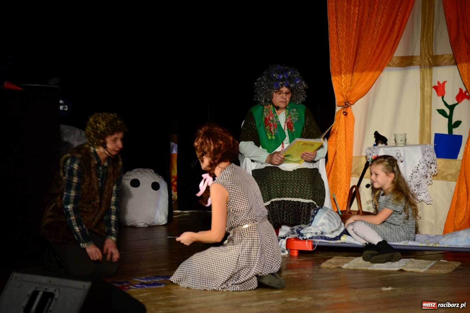 Zdjęcie w galerii na portalu naszraciborz.pl: Nauczyciele i rodzice wcielili się w aktorów, czyli kiermasz świąteczny w kuźniańskim przedszkolu wiadomości z regionu