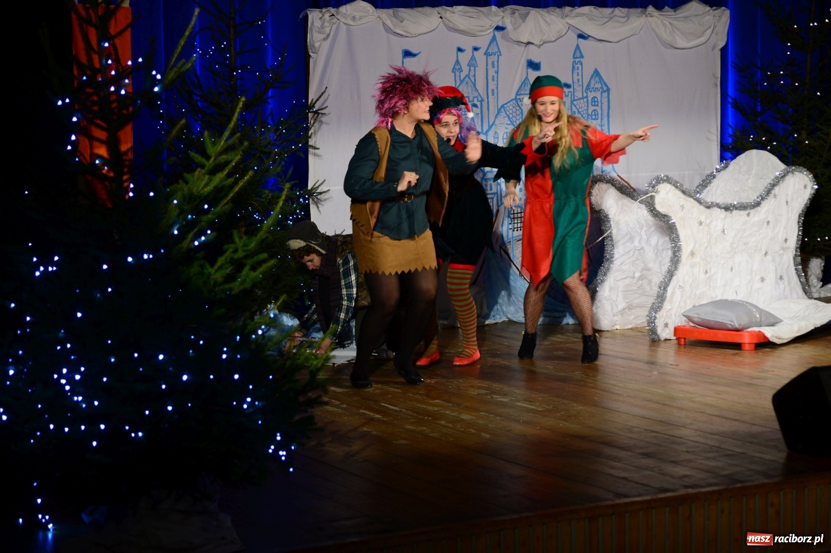 Zdjęcie w galerii na portalu naszraciborz.pl: Nauczyciele i rodzice wcielili się w aktorów, czyli kiermasz świąteczny w kuźniańskim przedszkolu wiadomości z regionu