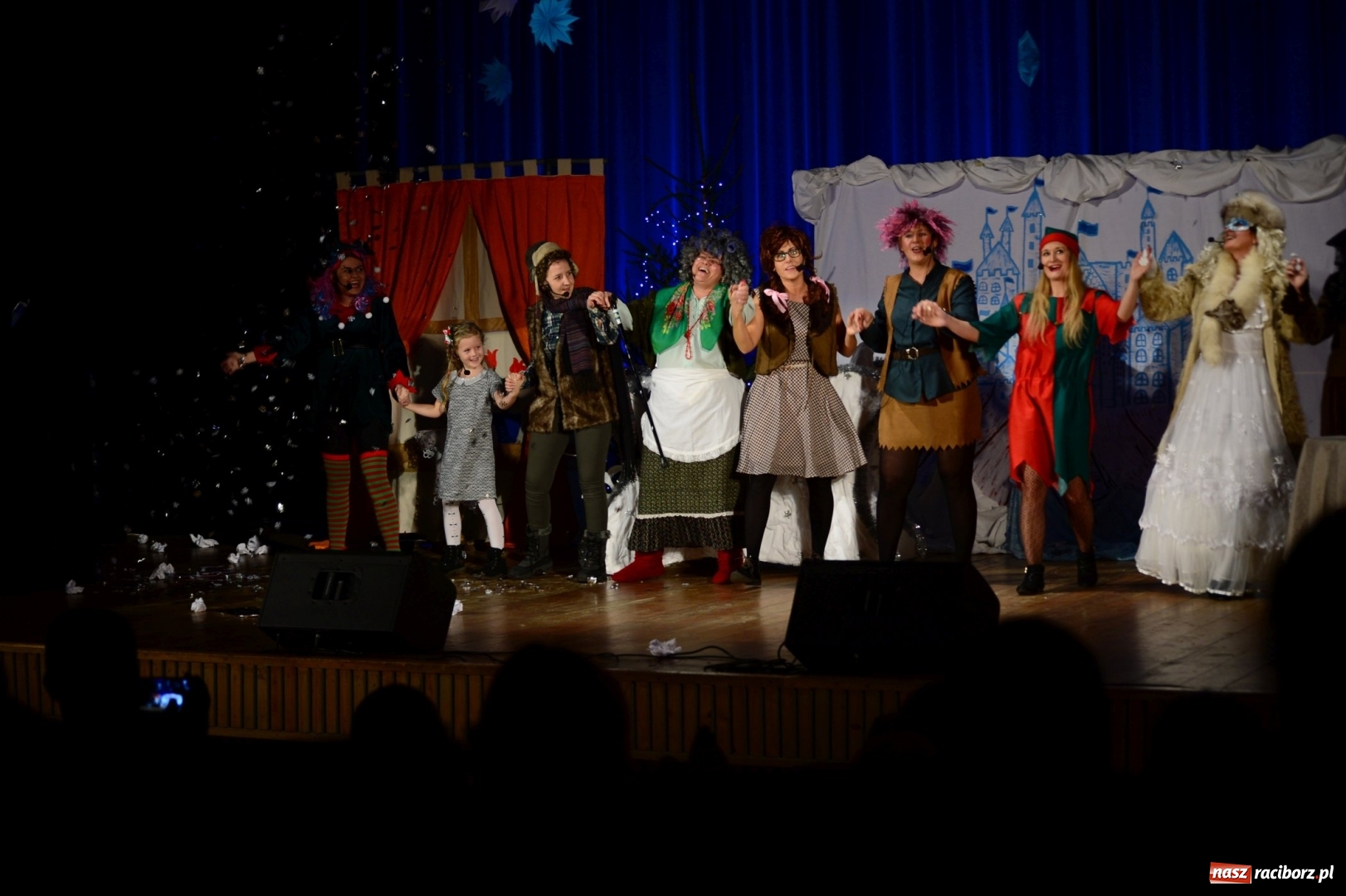 Zdjęcie w galerii na portalu naszraciborz.pl: Nauczyciele i rodzice wcielili się w aktorów, czyli kiermasz świąteczny w kuźniańskim przedszkolu wiadomości z regionu