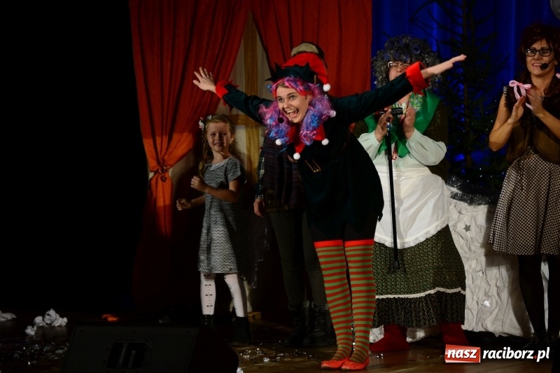 Zdjęcie w galerii na portalu naszraciborz.pl: Nauczyciele i rodzice wcielili się w aktorów, czyli kiermasz świąteczny w kuźniańskim przedszkolu wiadomości z regionu