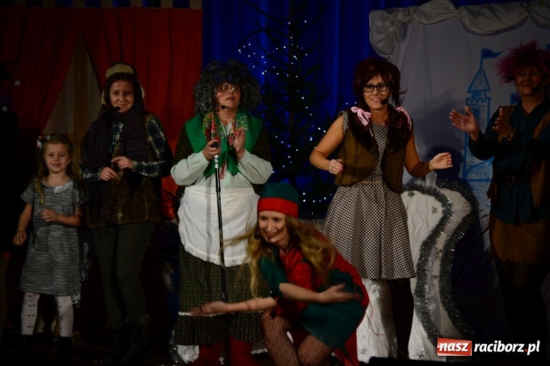 Zdjęcie w galerii na portalu naszraciborz.pl: Nauczyciele i rodzice wcielili się w aktorów, czyli kiermasz świąteczny w kuźniańskim przedszkolu wiadomości z regionu