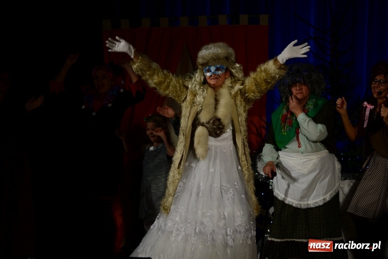 Zdjęcie w galerii na portalu naszraciborz.pl: Nauczyciele i rodzice wcielili się w aktorów, czyli kiermasz świąteczny w kuźniańskim przedszkolu wiadomości z regionu