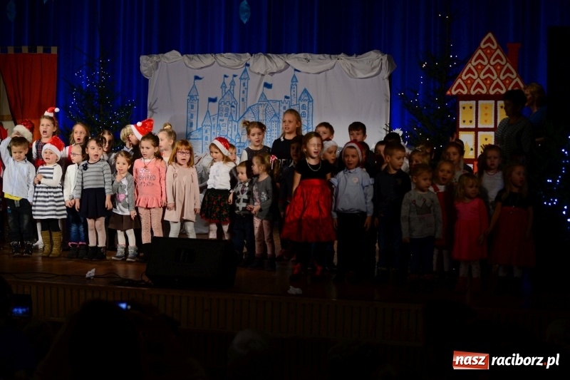 Zdjęcie w galerii na portalu naszraciborz.pl: Nauczyciele i rodzice wcielili się w aktorów, czyli kiermasz świąteczny w kuźniańskim przedszkolu wiadomości z regionu
