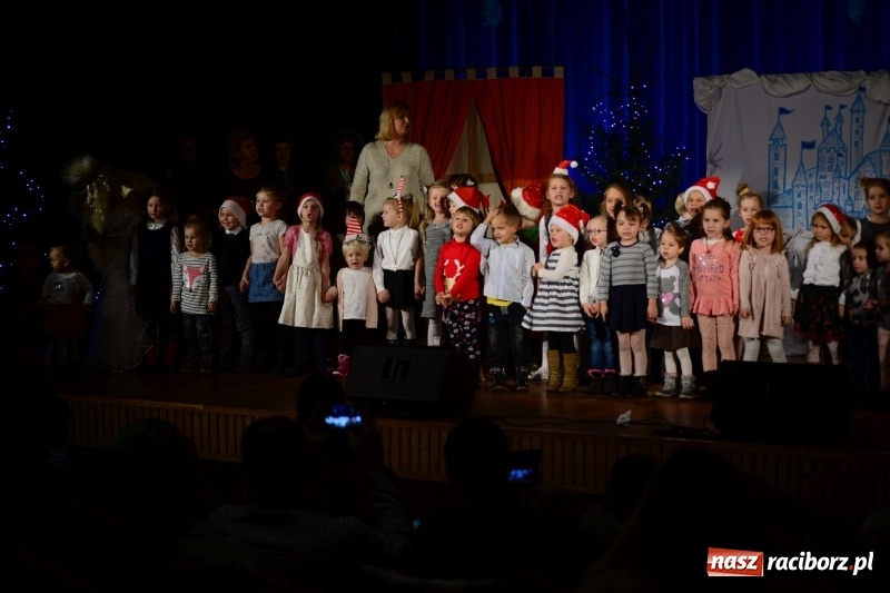 Zdjęcie w galerii na portalu naszraciborz.pl: Nauczyciele i rodzice wcielili się w aktorów, czyli kiermasz świąteczny w kuźniańskim przedszkolu wiadomości z regionu