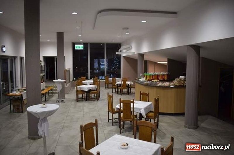 Zdjęcie w galerii na portalu naszraciborz.pl: Nauczyciele i rodzice wcielili się w aktorów, czyli kiermasz świąteczny w kuźniańskim przedszkolu wiadomości z regionu