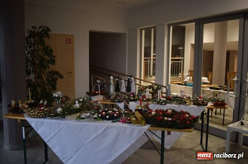 Zdjęcie w galerii na portalu naszraciborz.pl: Nauczyciele i rodzice wcielili się w aktorów, czyli kiermasz świąteczny w kuźniańskim przedszkolu wiadomości z regionu