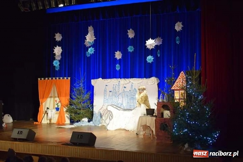 Zdjęcie w galerii na portalu naszraciborz.pl: Nauczyciele i rodzice wcielili się w aktorów, czyli kiermasz świąteczny w kuźniańskim przedszkolu wiadomości z regionu