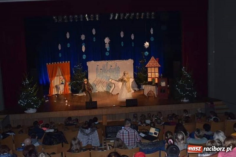 Zdjęcie w galerii na portalu naszraciborz.pl: Nauczyciele i rodzice wcielili się w aktorów, czyli kiermasz świąteczny w kuźniańskim przedszkolu wiadomości z regionu