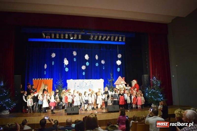 Zdjęcie w galerii na portalu naszraciborz.pl: Nauczyciele i rodzice wcielili się w aktorów, czyli kiermasz świąteczny w kuźniańskim przedszkolu wiadomości z regionu