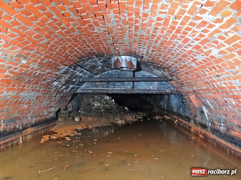 Zdjęcie w galerii na portalu naszraciborz.pl: Przy ulicy Stalmacha odkryto podziemny kanał  wiadomości z regionu