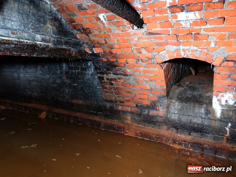 Zdjęcie w galerii na portalu naszraciborz.pl: Przy ulicy Stalmacha odkryto podziemny kanał  wiadomości z regionu