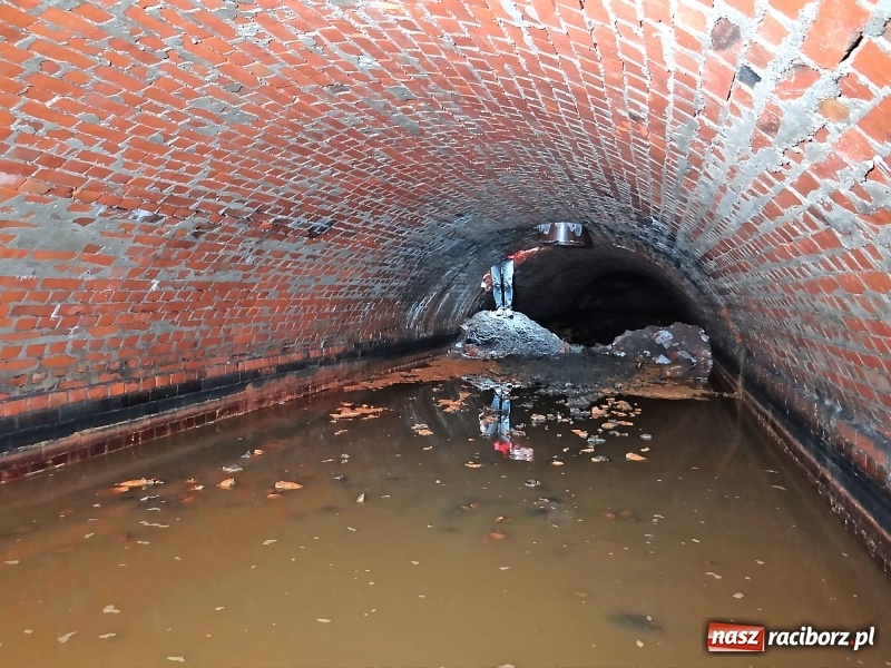 Zdjęcie w galerii na portalu naszraciborz.pl: Przy ulicy Stalmacha odkryto podziemny kanał  wiadomości z regionu