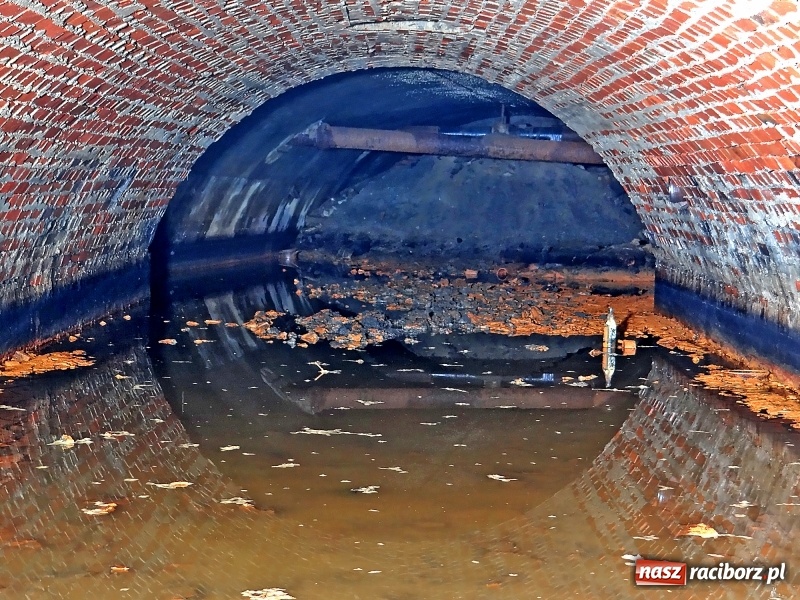 Zdjęcie w galerii na portalu naszraciborz.pl: Przy ulicy Stalmacha odkryto podziemny kanał  wiadomości z regionu