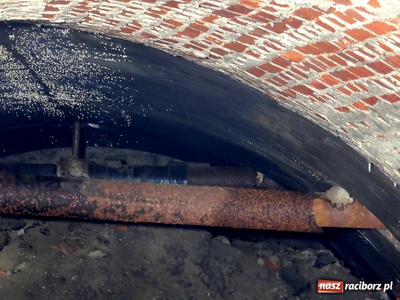 Zdjęcie w galerii na portalu naszraciborz.pl: Przy ulicy Stalmacha odkryto podziemny kanał  wiadomości z regionu