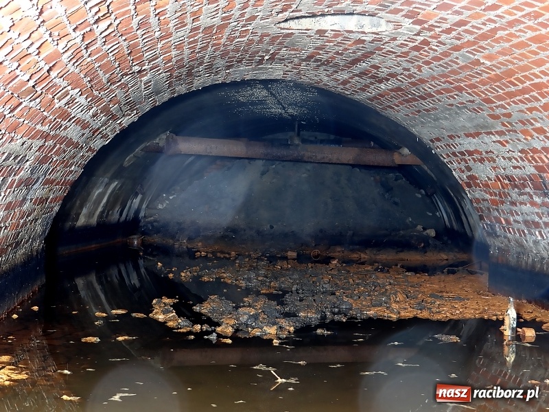 Zdjęcie w galerii na portalu naszraciborz.pl: Przy ulicy Stalmacha odkryto podziemny kanał  wiadomości z regionu