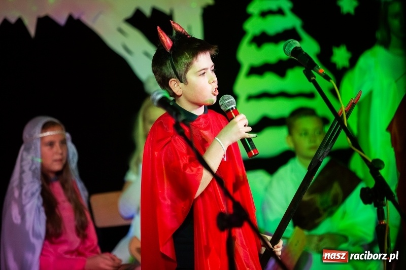 Zdjęcie w galerii na portalu naszraciborz.pl: Wieczór kolęd i pastorałek w SP 13 wiadomości z regionu