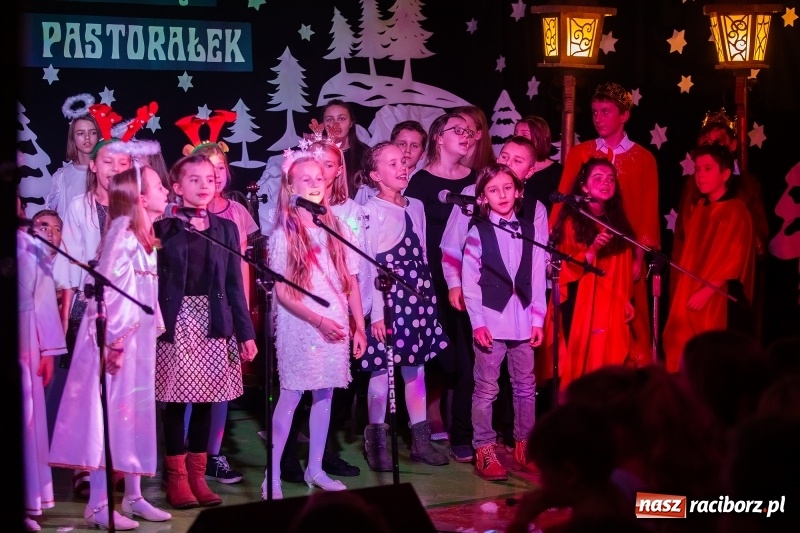 Zdjęcie w galerii na portalu naszraciborz.pl: Wieczór kolęd i pastorałek w SP 13 wiadomości z regionu