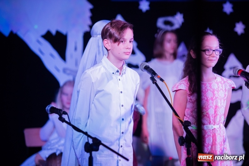 Zdjęcie w galerii na portalu naszraciborz.pl: Wieczór kolęd i pastorałek w SP 13 wiadomości z regionu