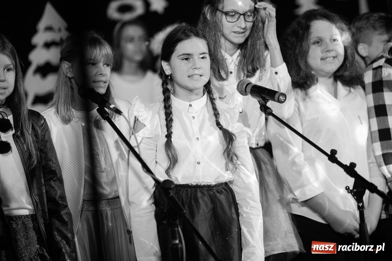 Zdjęcie w galerii na portalu naszraciborz.pl: Wieczór kolęd i pastorałek w SP 13 wiadomości z regionu