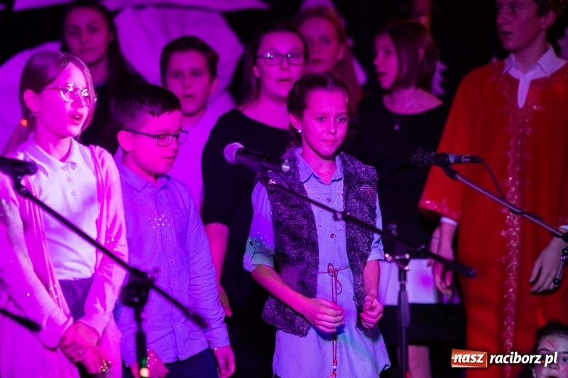 Zdjęcie w galerii na portalu naszraciborz.pl: Wieczór kolęd i pastorałek w SP 13 wiadomości z regionu