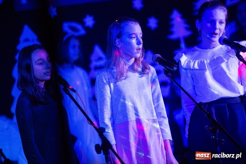 Zdjęcie w galerii na portalu naszraciborz.pl: Wieczór kolęd i pastorałek w SP 13 wiadomości z regionu