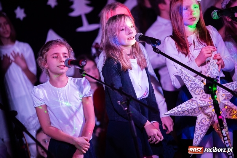 Zdjęcie w galerii na portalu naszraciborz.pl: Wieczór kolęd i pastorałek w SP 13 wiadomości z regionu
