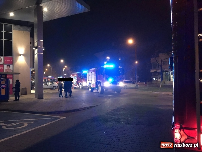 Zdjęcie w galerii na portalu naszraciborz.pl: Ewakuacja Biedronki i Hebe na Opawskiej  wiadomości z regionu