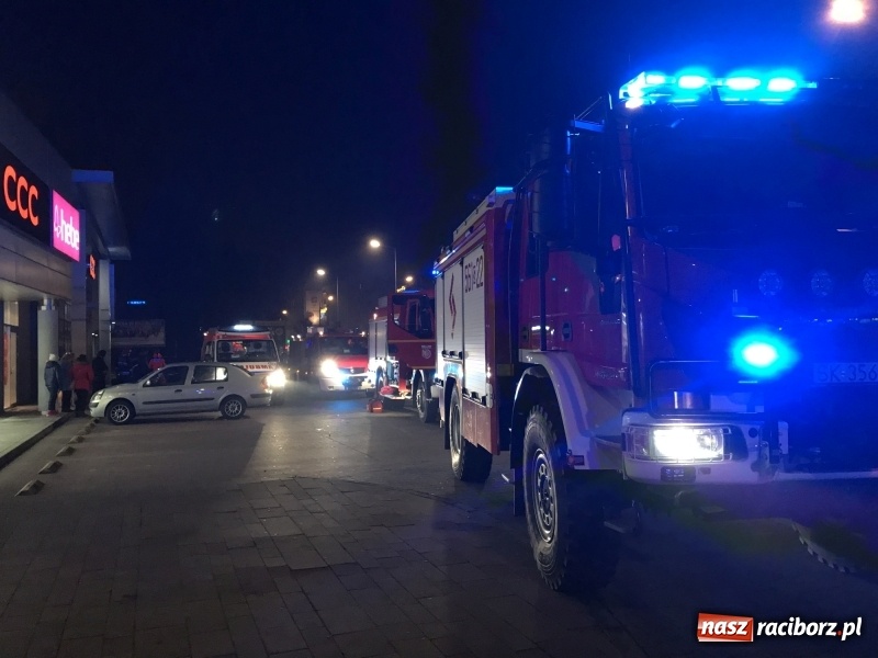 Zdjęcie w galerii na portalu naszraciborz.pl: Ewakuacja Biedronki i Hebe na Opawskiej  wiadomości z regionu