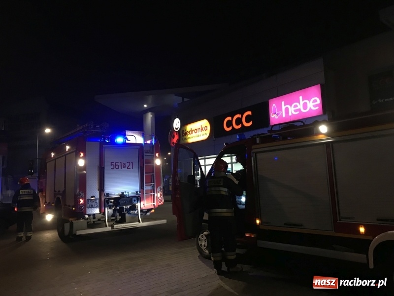 Zdjęcie w galerii na portalu naszraciborz.pl: Ewakuacja Biedronki i Hebe na Opawskiej  wiadomości z regionu