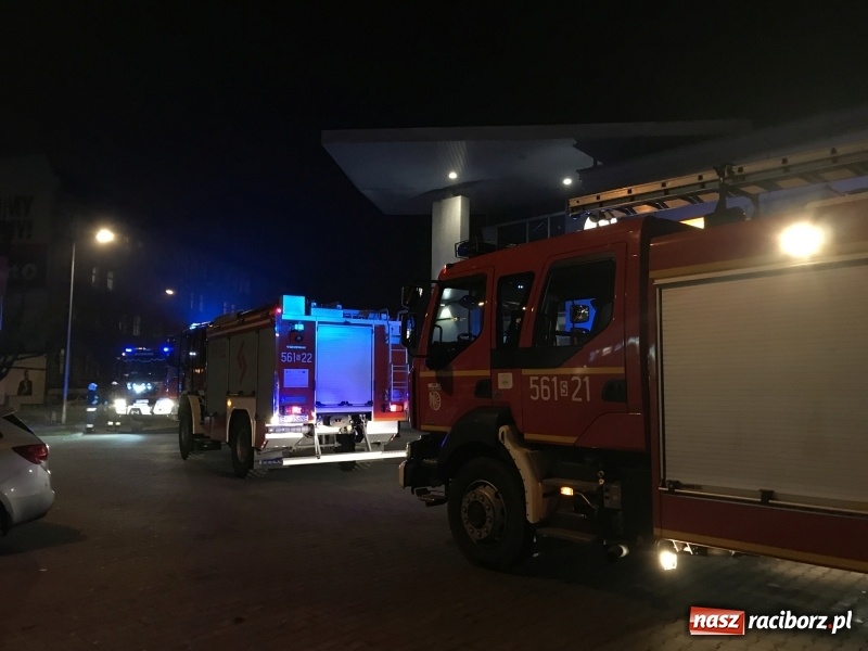 Zdjęcie w galerii na portalu naszraciborz.pl: Ewakuacja Biedronki i Hebe na Opawskiej  wiadomości z regionu