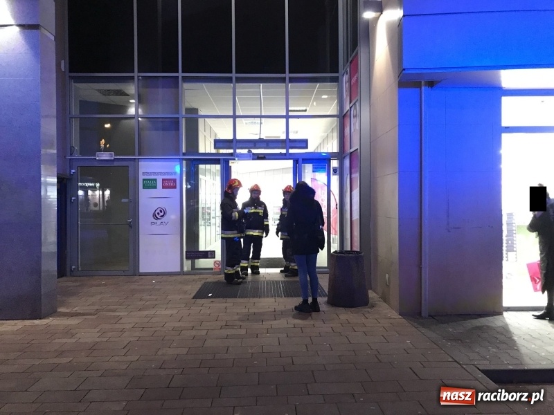 Zdjęcie w galerii na portalu naszraciborz.pl: Ewakuacja Biedronki i Hebe na Opawskiej  wiadomości z regionu