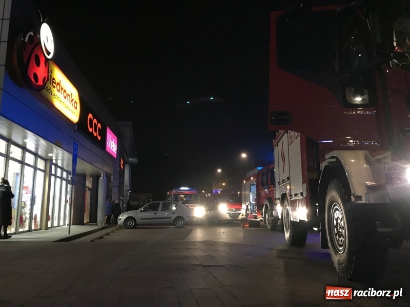 Zdjęcie w galerii na portalu naszraciborz.pl: Ewakuacja Biedronki i Hebe na Opawskiej  wiadomości z regionu