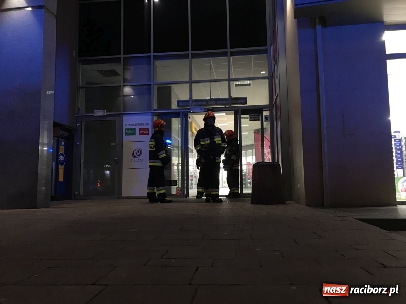 Zdjęcie w galerii na portalu naszraciborz.pl: Ewakuacja Biedronki i Hebe na Opawskiej  wiadomości z regionu