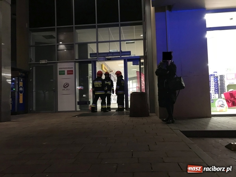 Zdjęcie w galerii na portalu naszraciborz.pl: Ewakuacja Biedronki i Hebe na Opawskiej  wiadomości z regionu