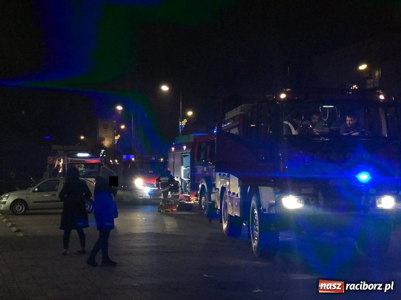 Zdjęcie w galerii na portalu naszraciborz.pl: Ewakuacja Biedronki i Hebe na Opawskiej  wiadomości z regionu