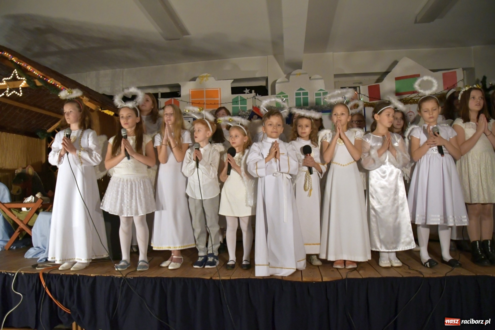 Zdjęcie w galerii na portalu naszraciborz.pl: Przylecieli aniołowie do szopki… w hipermarkecie. Jasełka i kiermasz świąteczny w Szkole Podstawowej nr 18 wiadomości z regionu