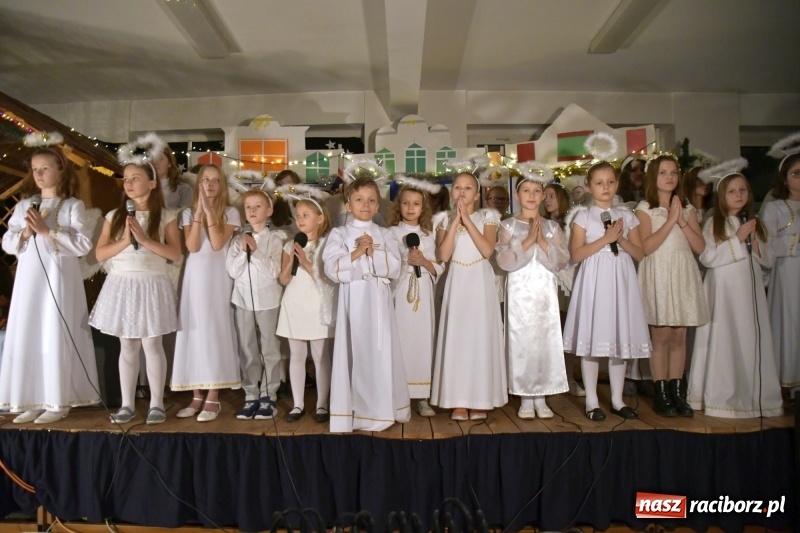 Zdjęcie w galerii na portalu naszraciborz.pl: Przylecieli aniołowie do szopki… w hipermarkecie. Jasełka i kiermasz świąteczny w Szkole Podstawowej nr 18 wiadomości z regionu