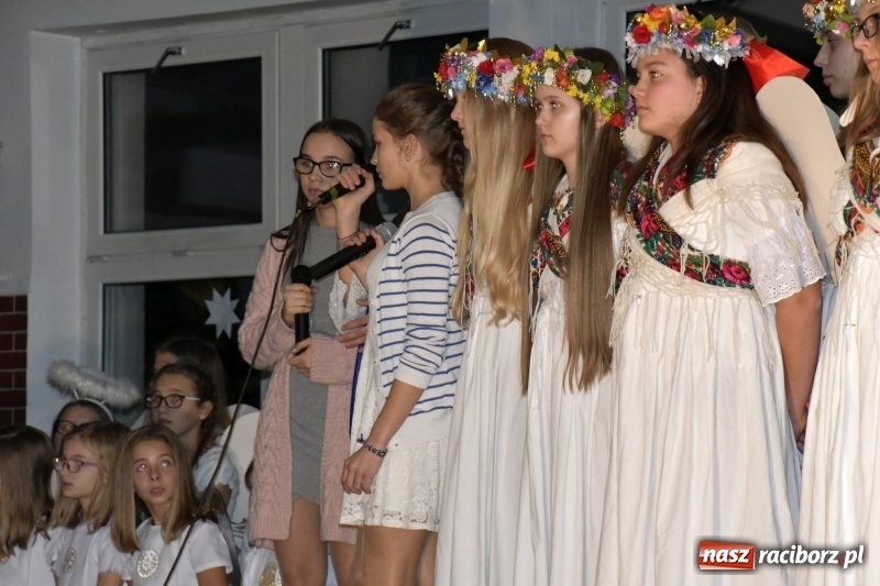 Zdjęcie w galerii na portalu naszraciborz.pl: Przylecieli aniołowie do szopki… w hipermarkecie. Jasełka i kiermasz świąteczny w Szkole Podstawowej nr 18 wiadomości z regionu