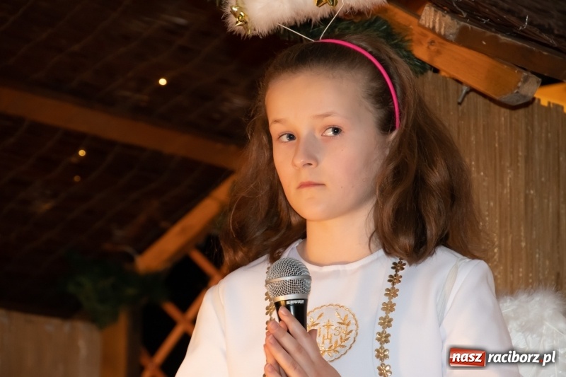 Zdjęcie w galerii na portalu naszraciborz.pl: Przylecieli aniołowie do szopki… w hipermarkecie. Jasełka i kiermasz świąteczny w Szkole Podstawowej nr 18 wiadomości z regionu