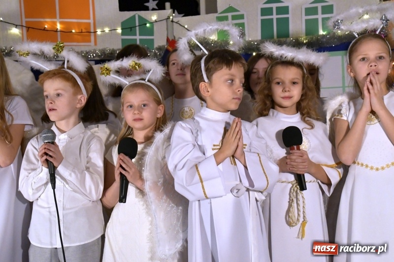 Zdjęcie w galerii na portalu naszraciborz.pl: Przylecieli aniołowie do szopki… w hipermarkecie. Jasełka i kiermasz świąteczny w Szkole Podstawowej nr 18 wiadomości z regionu