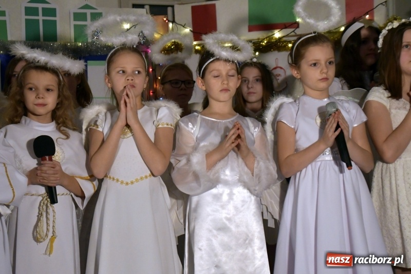 Zdjęcie w galerii na portalu naszraciborz.pl: Przylecieli aniołowie do szopki… w hipermarkecie. Jasełka i kiermasz świąteczny w Szkole Podstawowej nr 18 wiadomości z regionu