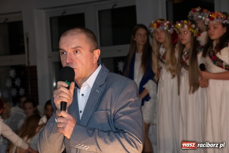 Zdjęcie w galerii na portalu naszraciborz.pl: Przylecieli aniołowie do szopki… w hipermarkecie. Jasełka i kiermasz świąteczny w Szkole Podstawowej nr 18 wiadomości z regionu