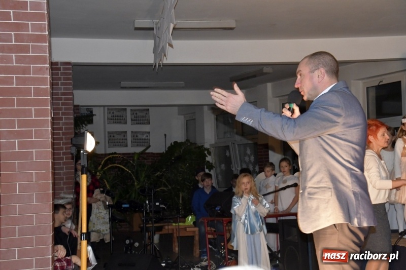 Zdjęcie w galerii na portalu naszraciborz.pl: Przylecieli aniołowie do szopki… w hipermarkecie. Jasełka i kiermasz świąteczny w Szkole Podstawowej nr 18 wiadomości z regionu