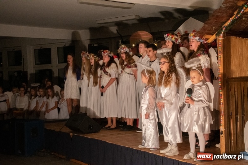 Zdjęcie w galerii na portalu naszraciborz.pl: Przylecieli aniołowie do szopki… w hipermarkecie. Jasełka i kiermasz świąteczny w Szkole Podstawowej nr 18 wiadomości z regionu