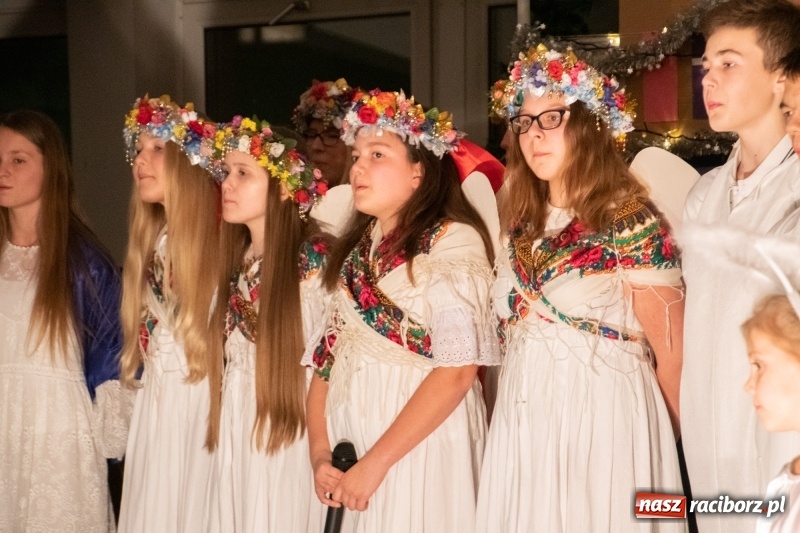 Zdjęcie w galerii na portalu naszraciborz.pl: Przylecieli aniołowie do szopki… w hipermarkecie. Jasełka i kiermasz świąteczny w Szkole Podstawowej nr 18 wiadomości z regionu