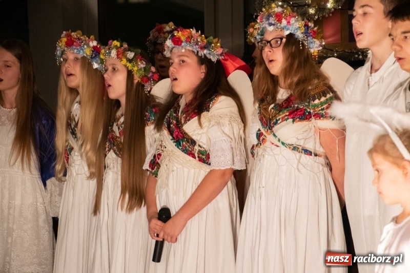 Zdjęcie w galerii na portalu naszraciborz.pl: Przylecieli aniołowie do szopki… w hipermarkecie. Jasełka i kiermasz świąteczny w Szkole Podstawowej nr 18 wiadomości z regionu