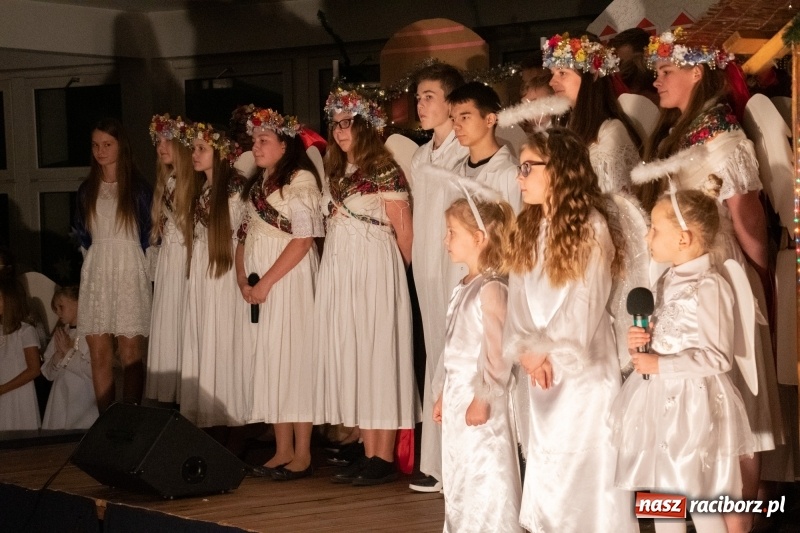 Zdjęcie w galerii na portalu naszraciborz.pl: Przylecieli aniołowie do szopki… w hipermarkecie. Jasełka i kiermasz świąteczny w Szkole Podstawowej nr 18 wiadomości z regionu